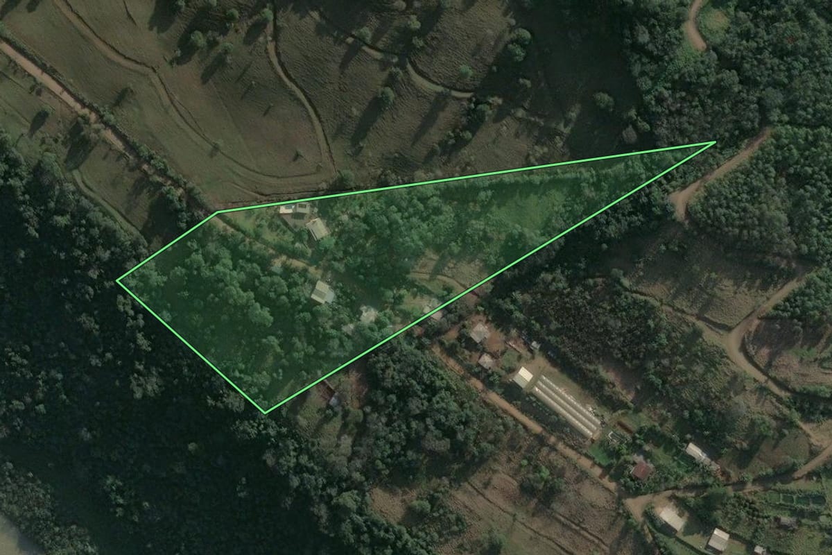 Imagem de satélite do imóvel rural em Chapecó (SC), com o contorno declarado no CAR desenhado por cima.