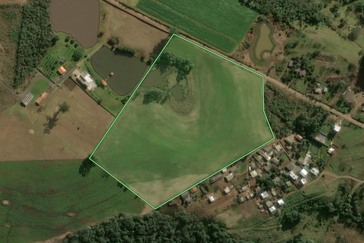 Imagem de satélite do imóvel rural em Chapecó (SC), com o contorno declarado no CAR desenhado por cima.