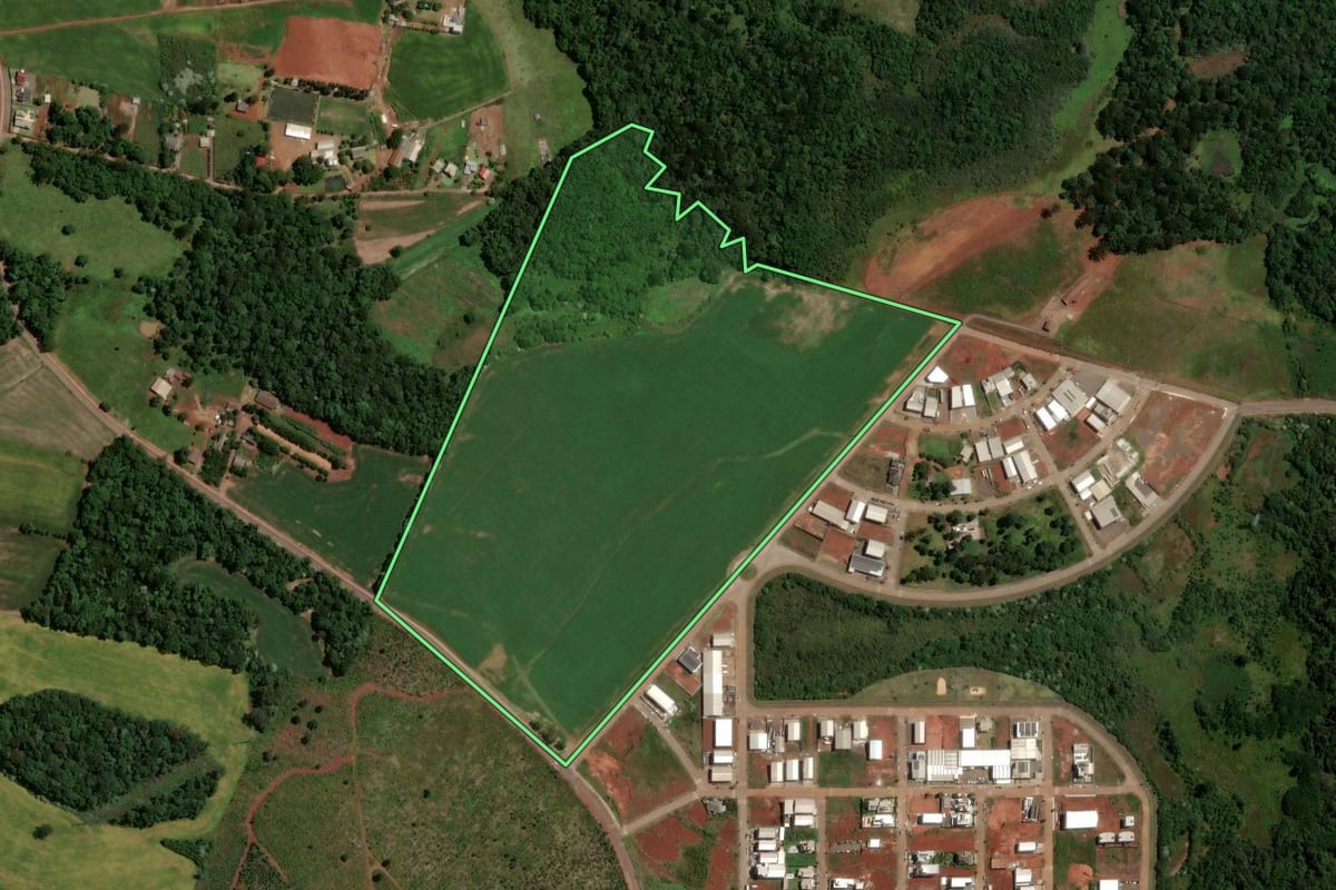 Imagem de satélite do imóvel rural em Chapecó (SC), com o contorno declarado no CAR desenhado por cima.