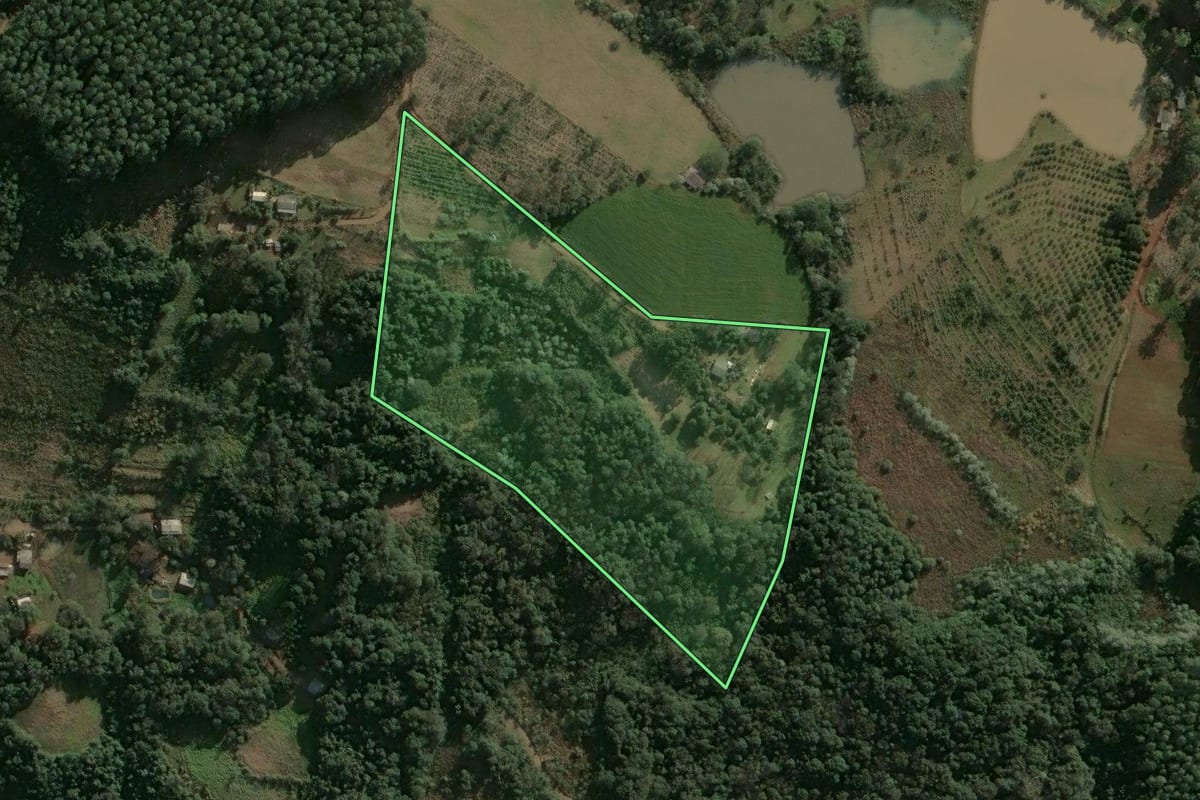 Imagem de satélite do imóvel rural em Chapecó (SC), com o contorno declarado no CAR desenhado por cima.