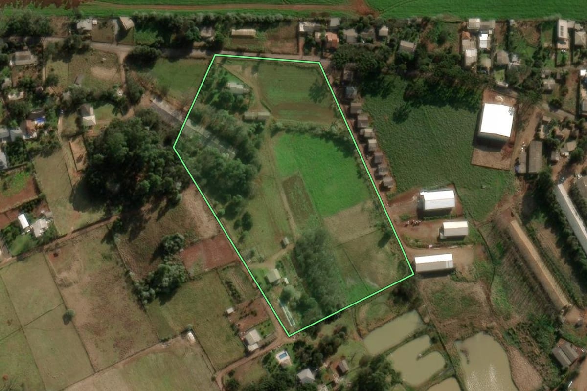 Imagem de satélite do imóvel rural em Chapecó (SC), com o contorno declarado no CAR desenhado por cima.