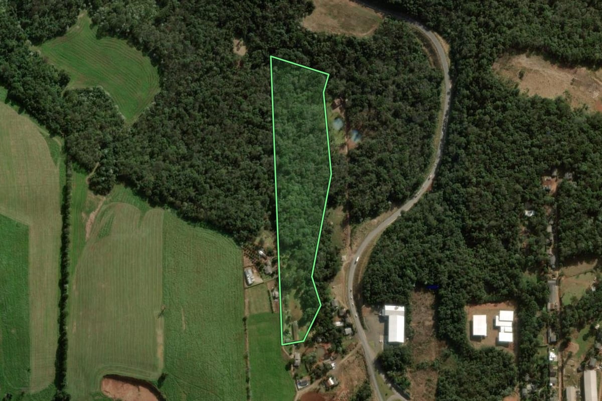 Imagem de satélite do imóvel rural em Chapecó (SC), com o contorno declarado no CAR desenhado por cima.