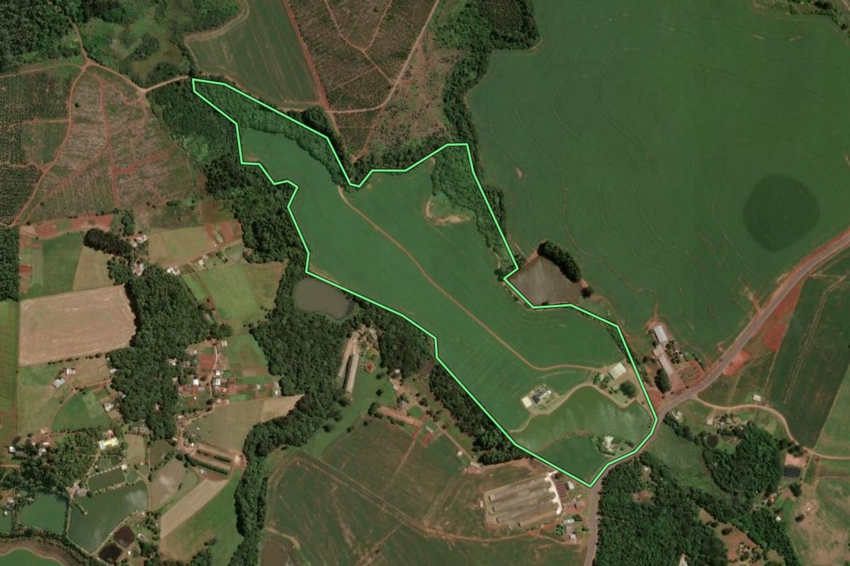 Imagem de satélite do imóvel rural em Chapecó (SC), com o contorno declarado no CAR desenhado por cima.