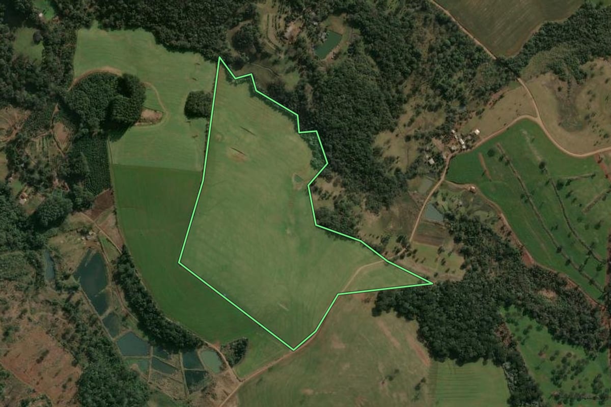 Imagem de satélite do imóvel rural em Chapecó (SC), com o contorno declarado no CAR desenhado por cima.