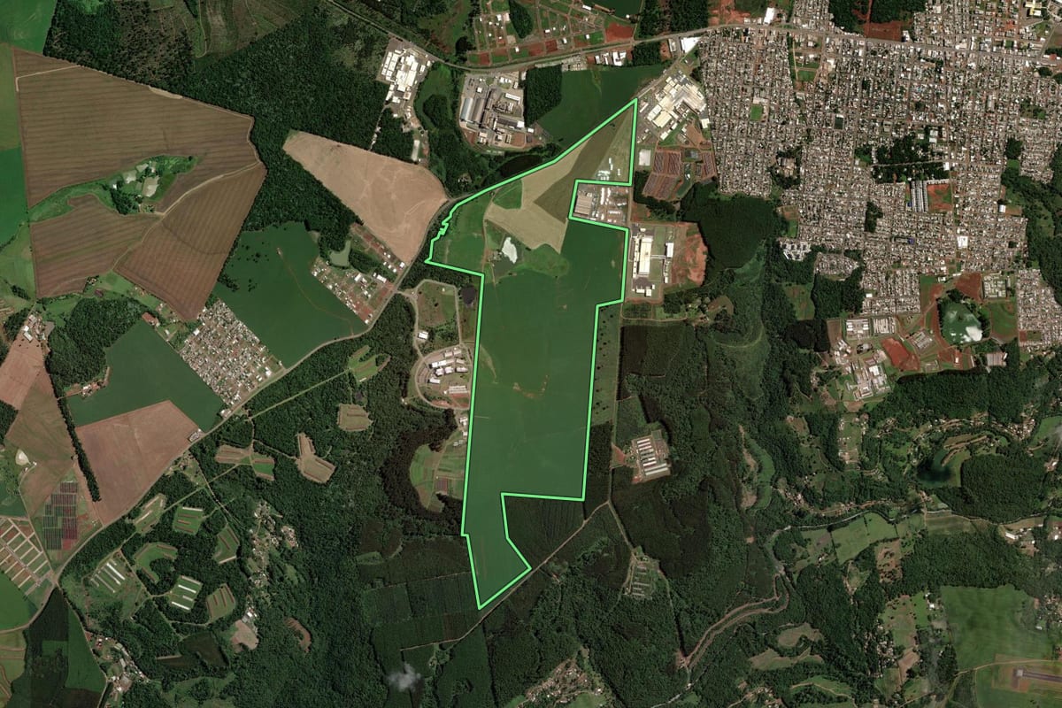 Imagem de satélite do imóvel rural em Chapecó (SC), com o contorno declarado no CAR desenhado por cima.