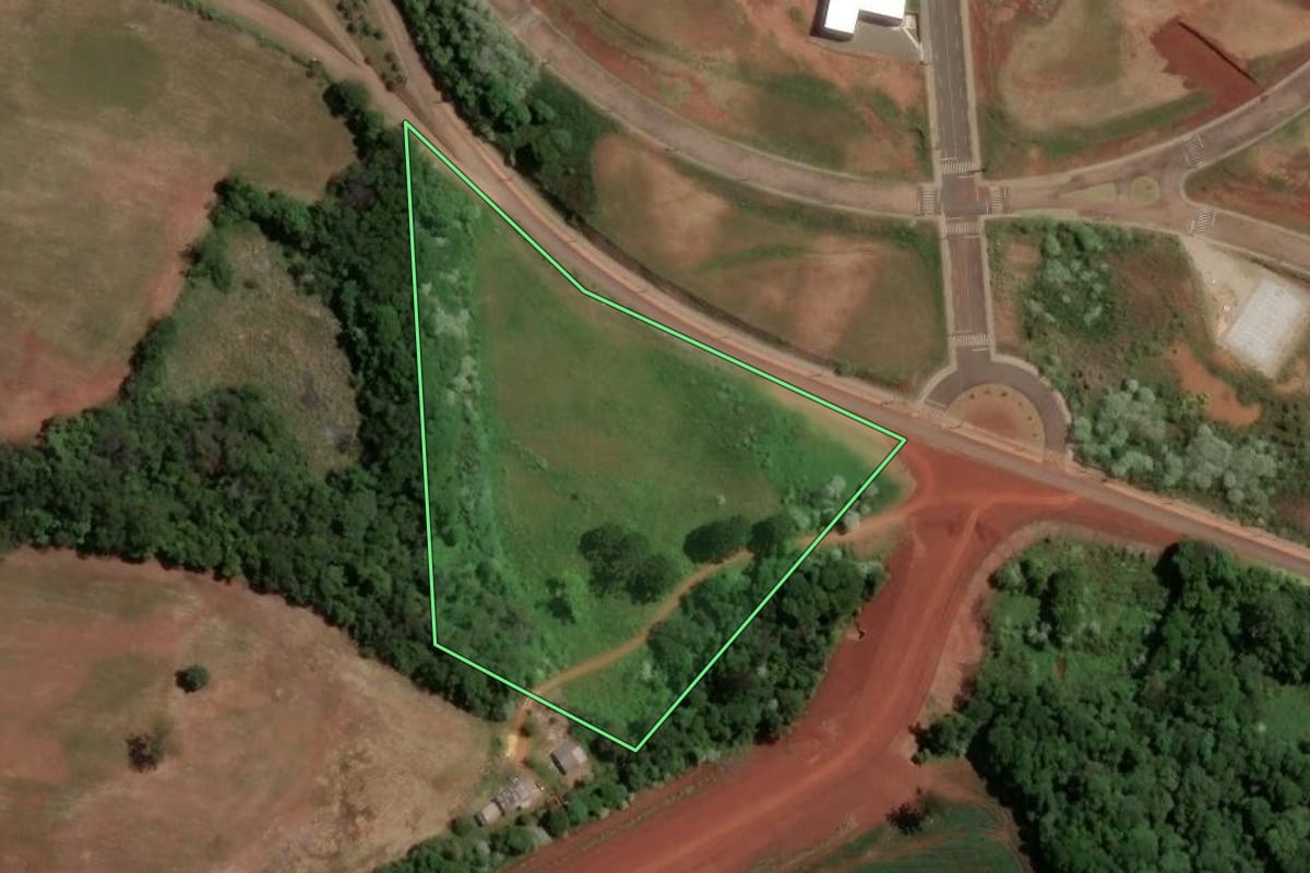 Imagem de satélite do imóvel rural em Chapecó (SC), com o contorno declarado no CAR desenhado por cima.