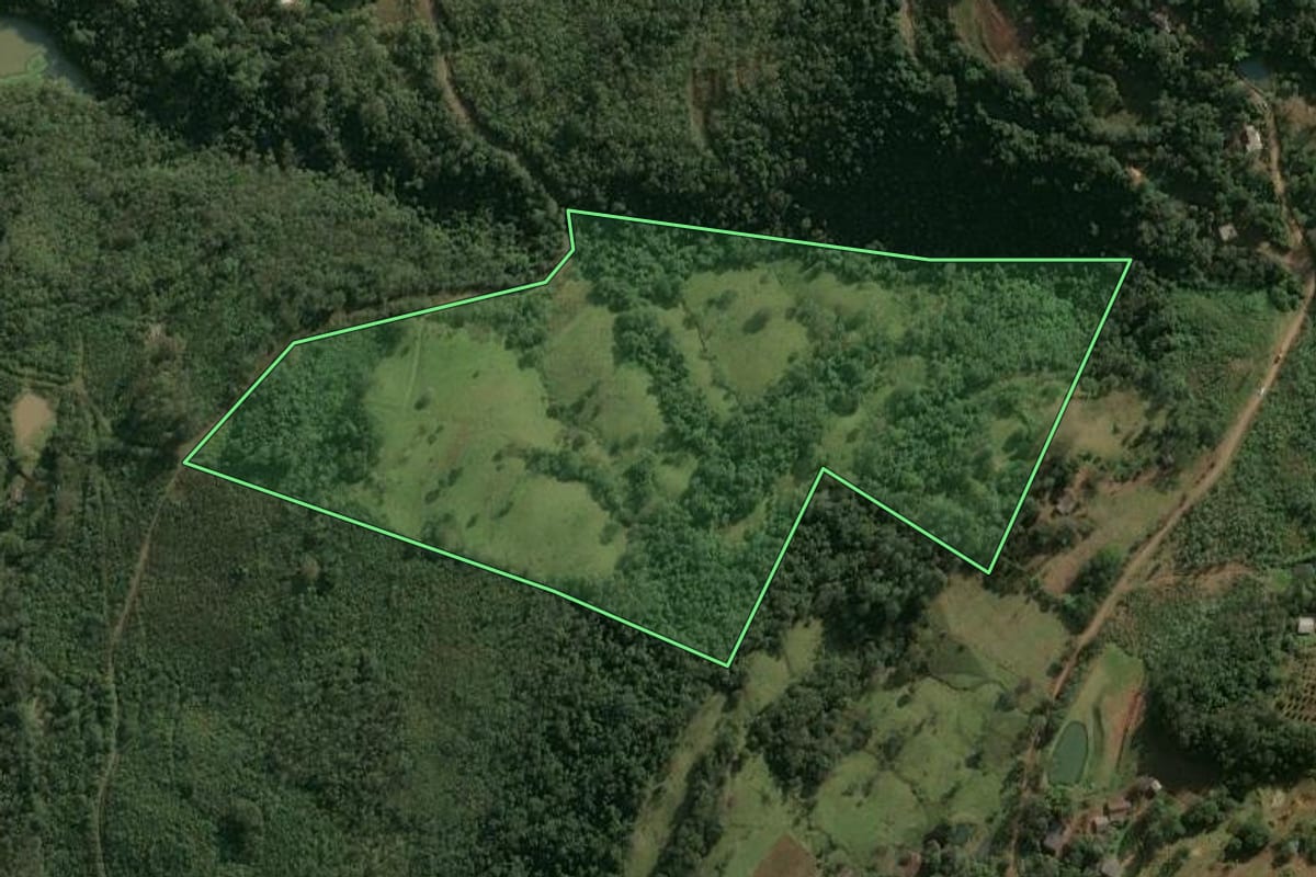 Imagem de satélite do imóvel rural em Chapecó (SC), com o contorno declarado no CAR desenhado por cima.