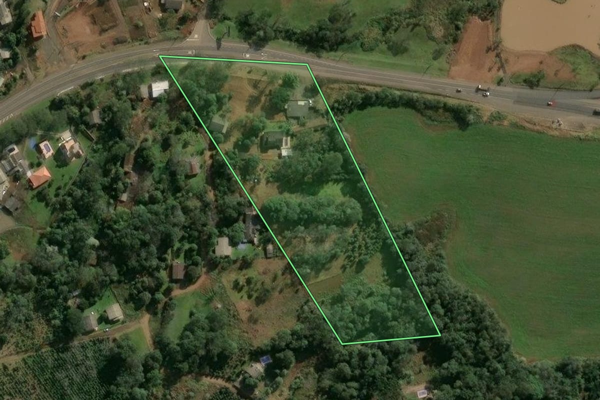 Imagem de satélite do imóvel rural em Chapecó (SC), com o contorno declarado no CAR desenhado por cima.