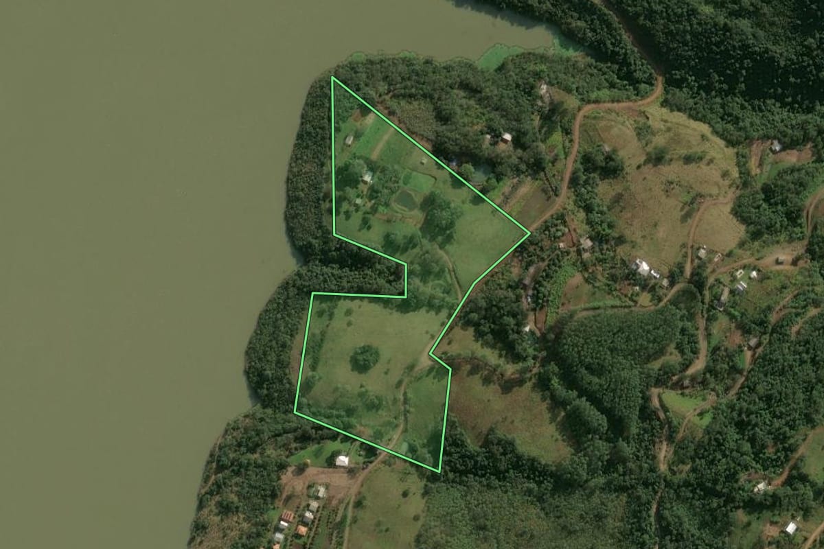 Imagem de satélite do imóvel rural em Chapecó (SC), com o contorno declarado no CAR desenhado por cima.