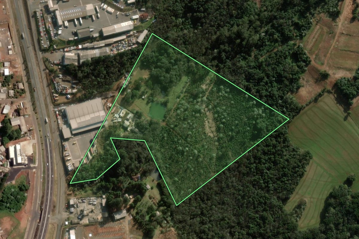 Imagem de satélite do imóvel rural em Chapecó (SC), com o contorno declarado no CAR desenhado por cima.