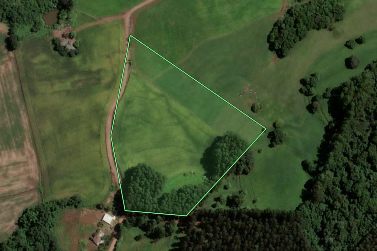 Imagem de satélite do imóvel rural em Chapecó (SC), com o contorno declarado no CAR desenhado por cima.