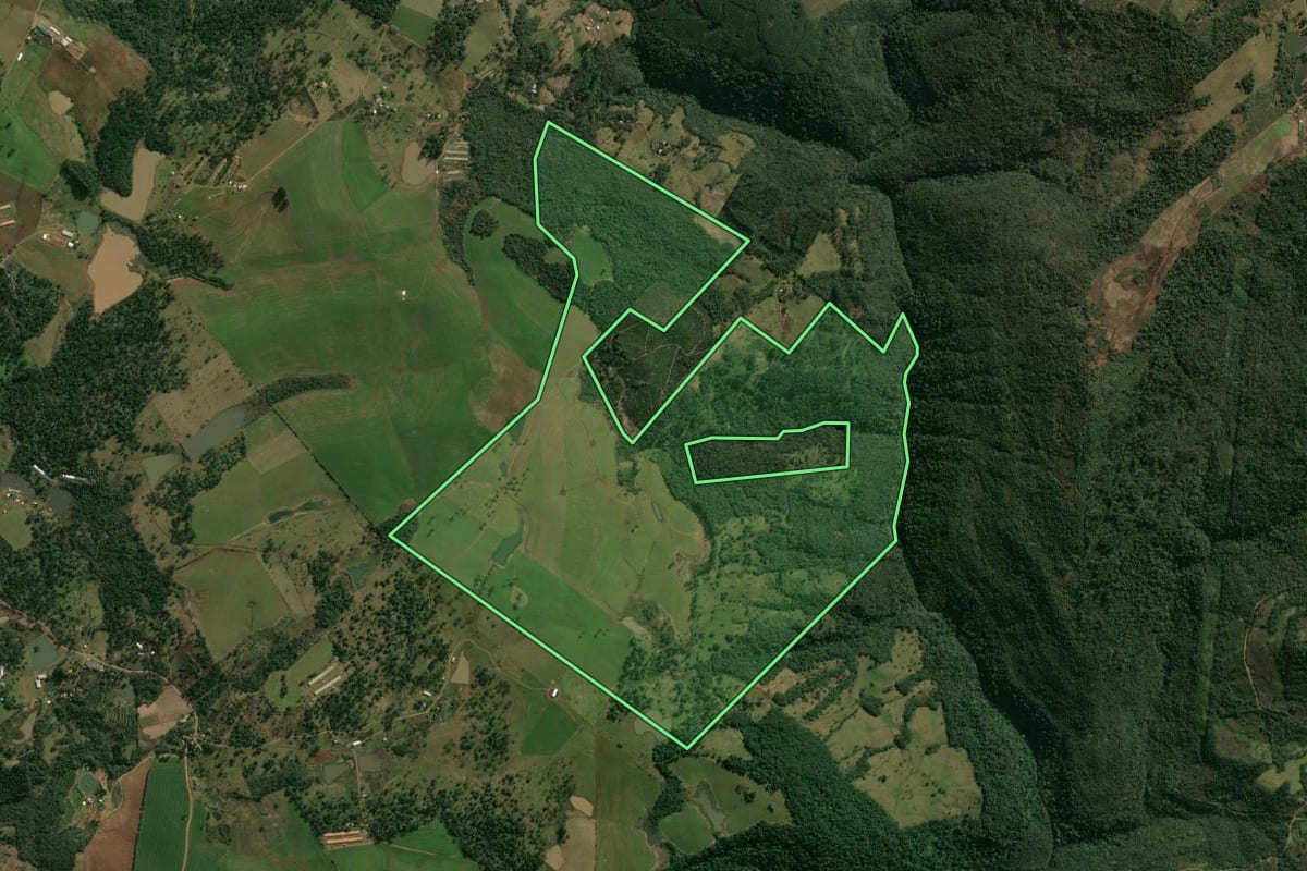 Imagem de satélite do imóvel rural em Chapecó (SC), com o contorno declarado no CAR desenhado por cima.