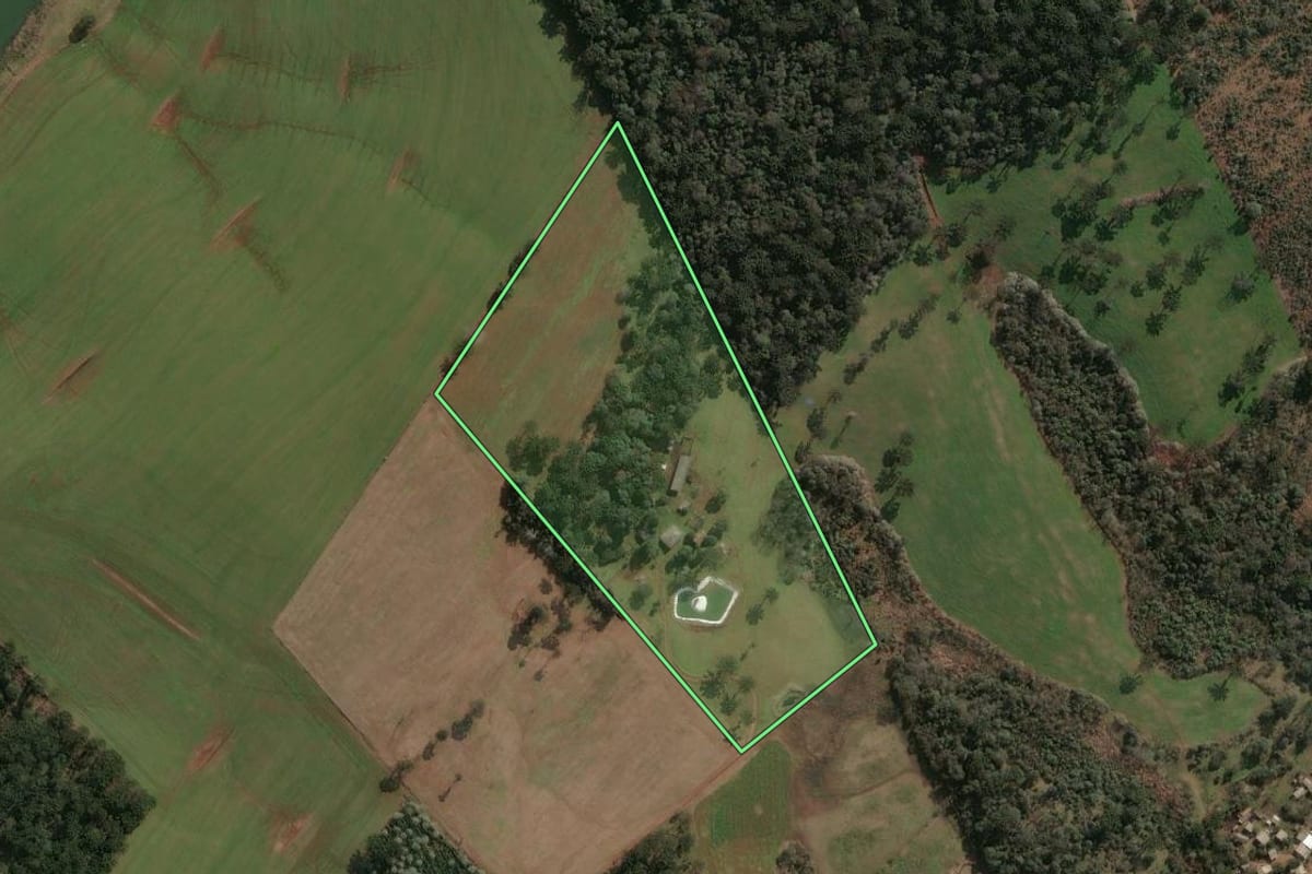 Imagem de satélite do imóvel rural em Chapecó (SC), com o contorno declarado no CAR desenhado por cima.
