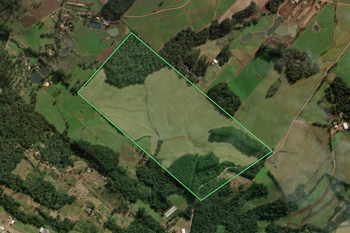 Imagem de satélite do imóvel rural em Chapecó (SC), com o contorno declarado no CAR desenhado por cima.