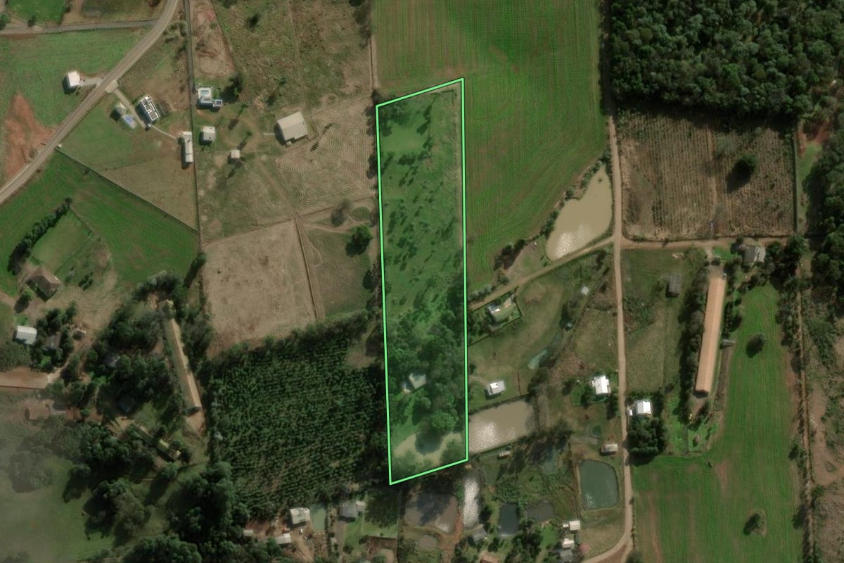 Imagem de satélite do imóvel rural em Chapecó (SC), com o contorno declarado no CAR desenhado por cima.
