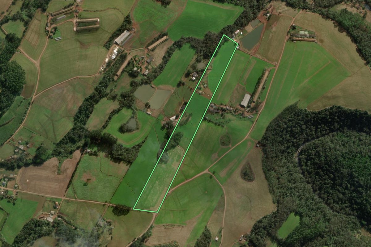 Imagem de satélite do imóvel rural em Chapecó (SC), com o contorno declarado no CAR desenhado por cima.