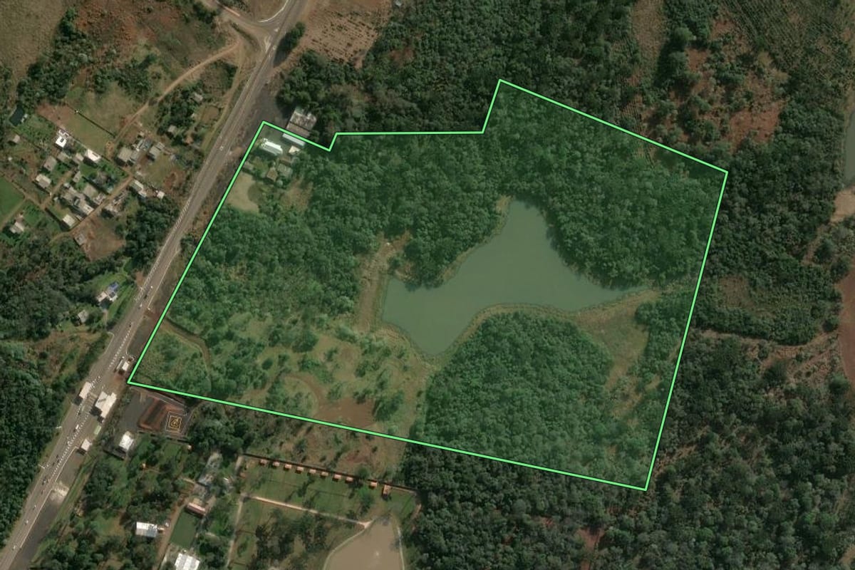Imagem de satélite do imóvel rural em Chapecó (SC), com o contorno declarado no CAR desenhado por cima.