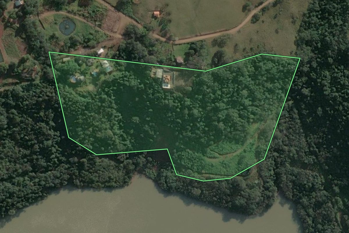 Imagem de satélite do imóvel rural em Chapecó (SC), com o contorno declarado no CAR desenhado por cima.