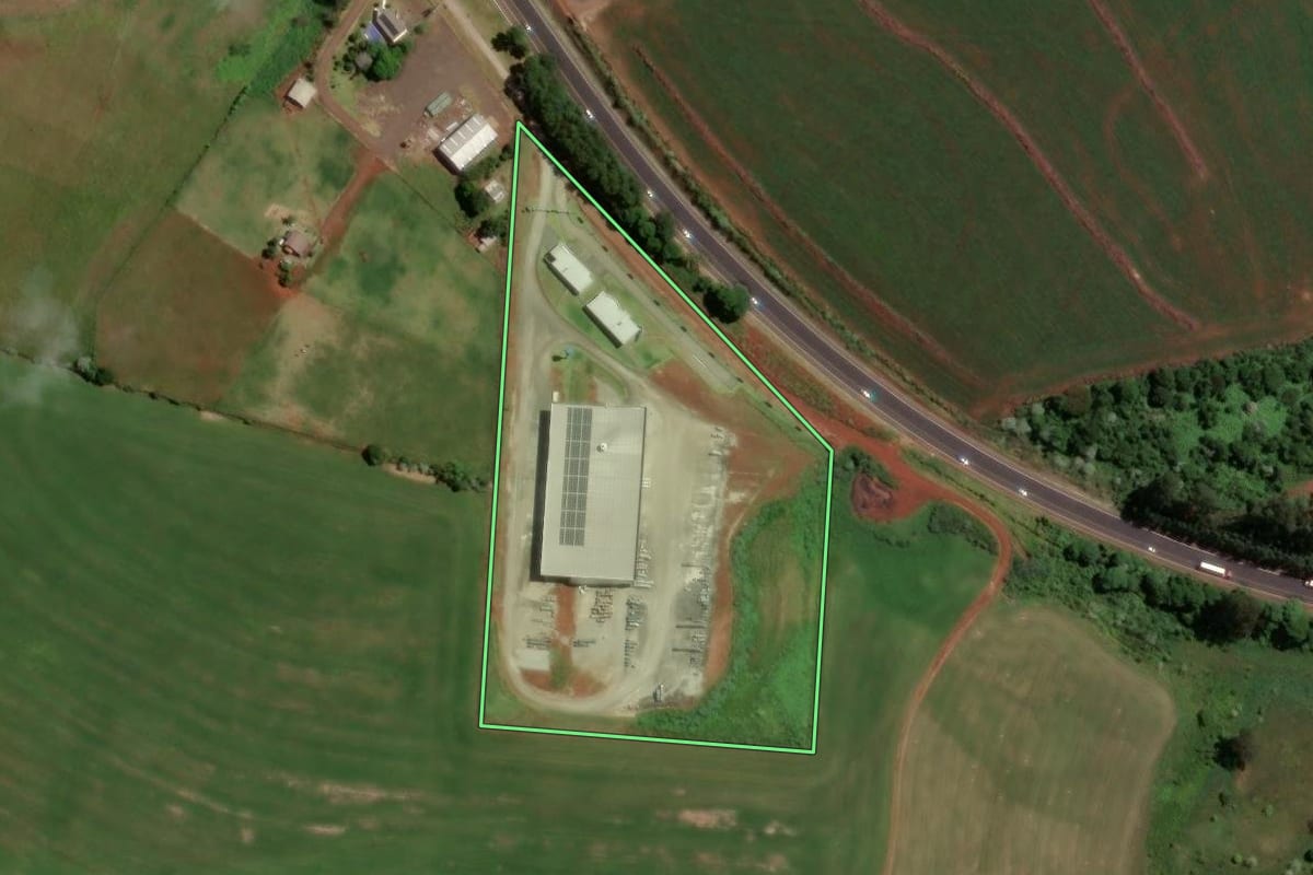 Imagem de satélite do imóvel rural em Chapecó (SC), com o contorno declarado no CAR desenhado por cima.