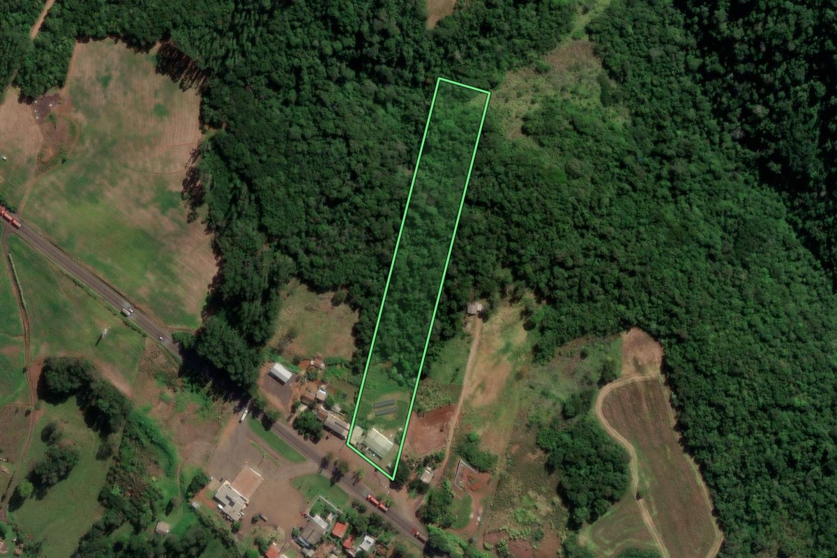 Imagem de satélite do imóvel rural em Chapecó (SC), com o contorno declarado no CAR desenhado por cima.