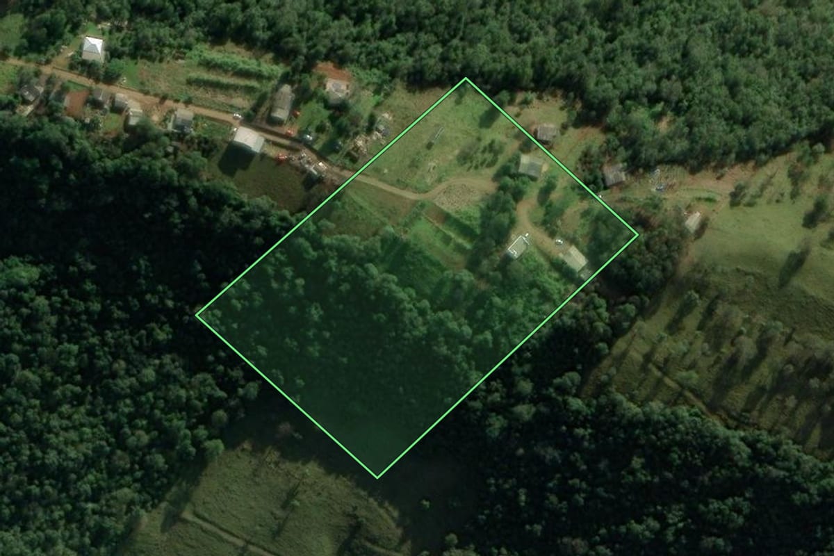 Imagem de satélite do imóvel rural em Chapecó (SC), com o contorno declarado no CAR desenhado por cima.