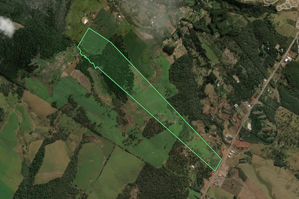 Imagem de satélite do imóvel rural em Chapecó (SC), com o contorno declarado no CAR desenhado por cima.
