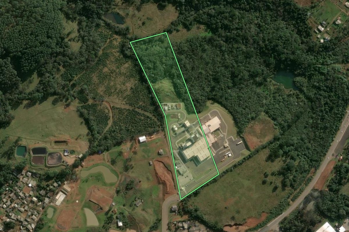 Imagem de satélite do imóvel rural em Chapecó (SC), com o contorno declarado no CAR desenhado por cima.