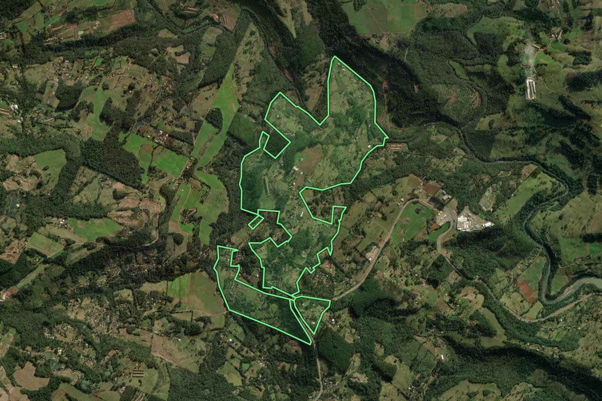 Imagem de satélite do imóvel rural em Chapecó (SC), com o contorno declarado no CAR desenhado por cima.