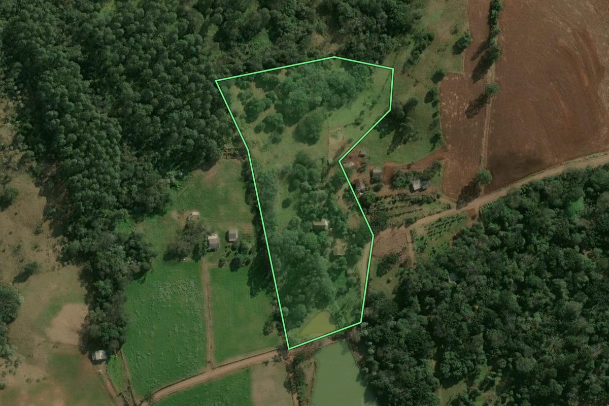 Imagem de satélite do imóvel rural em Chapecó (SC), com o contorno declarado no CAR desenhado por cima.