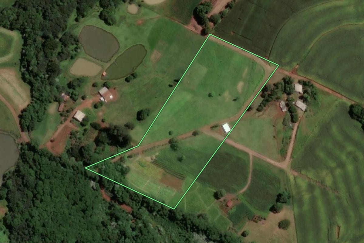 Imagem de satélite do imóvel rural em Chapecó (SC), com o contorno declarado no CAR desenhado por cima.