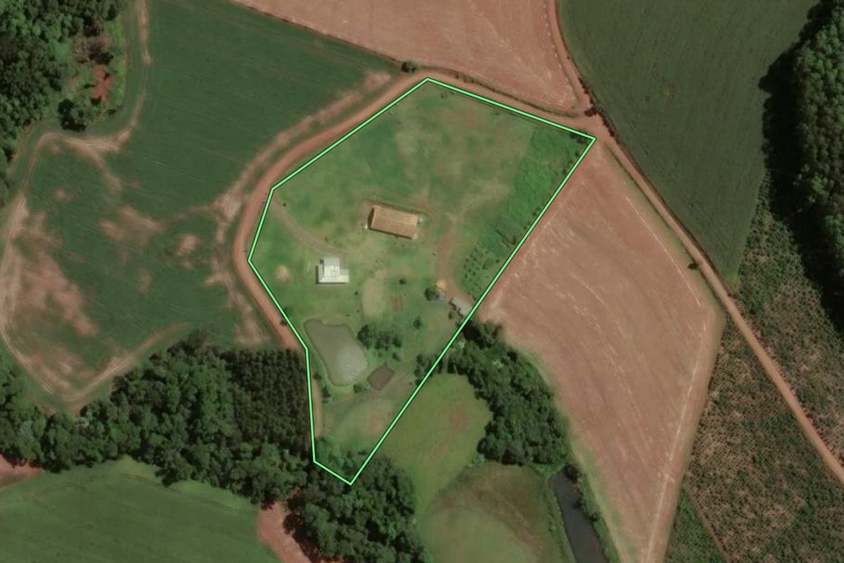 Imagem de satélite do imóvel rural em Chapecó (SC), com o contorno declarado no CAR desenhado por cima.