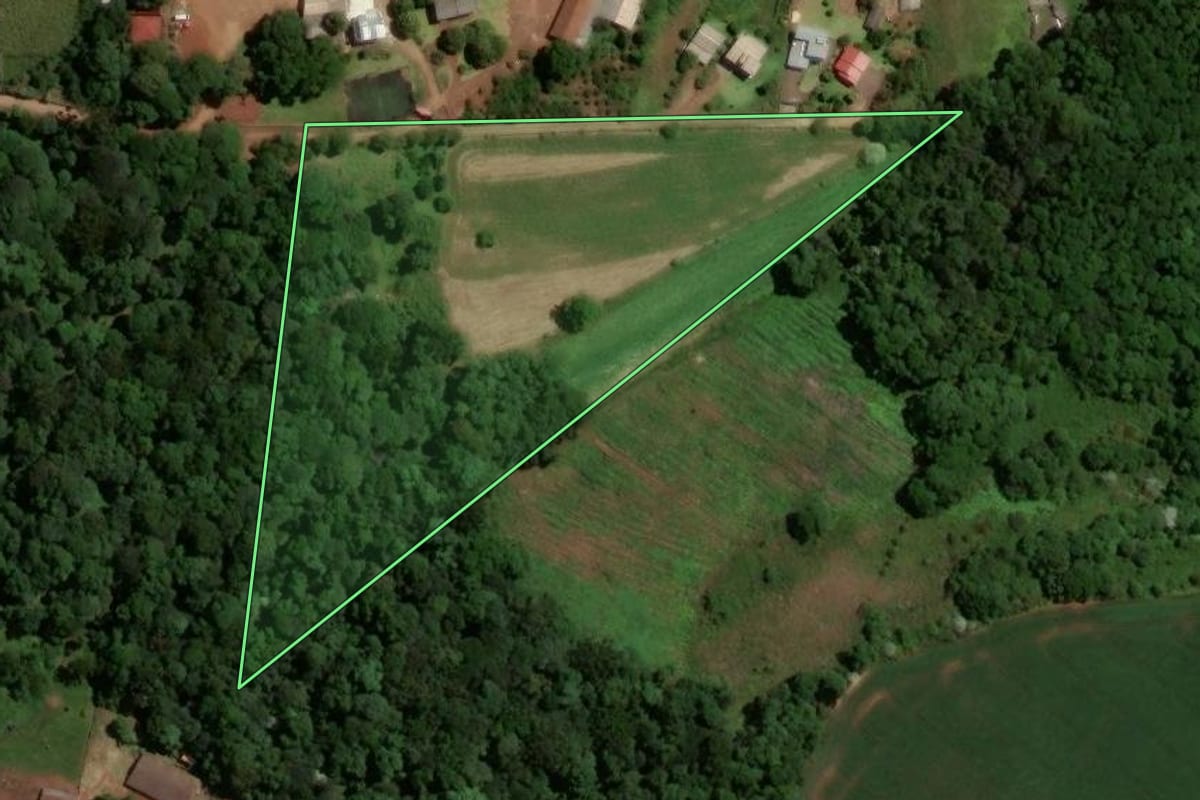 Imagem de satélite do imóvel rural em Chapecó (SC), com o contorno declarado no CAR desenhado por cima.