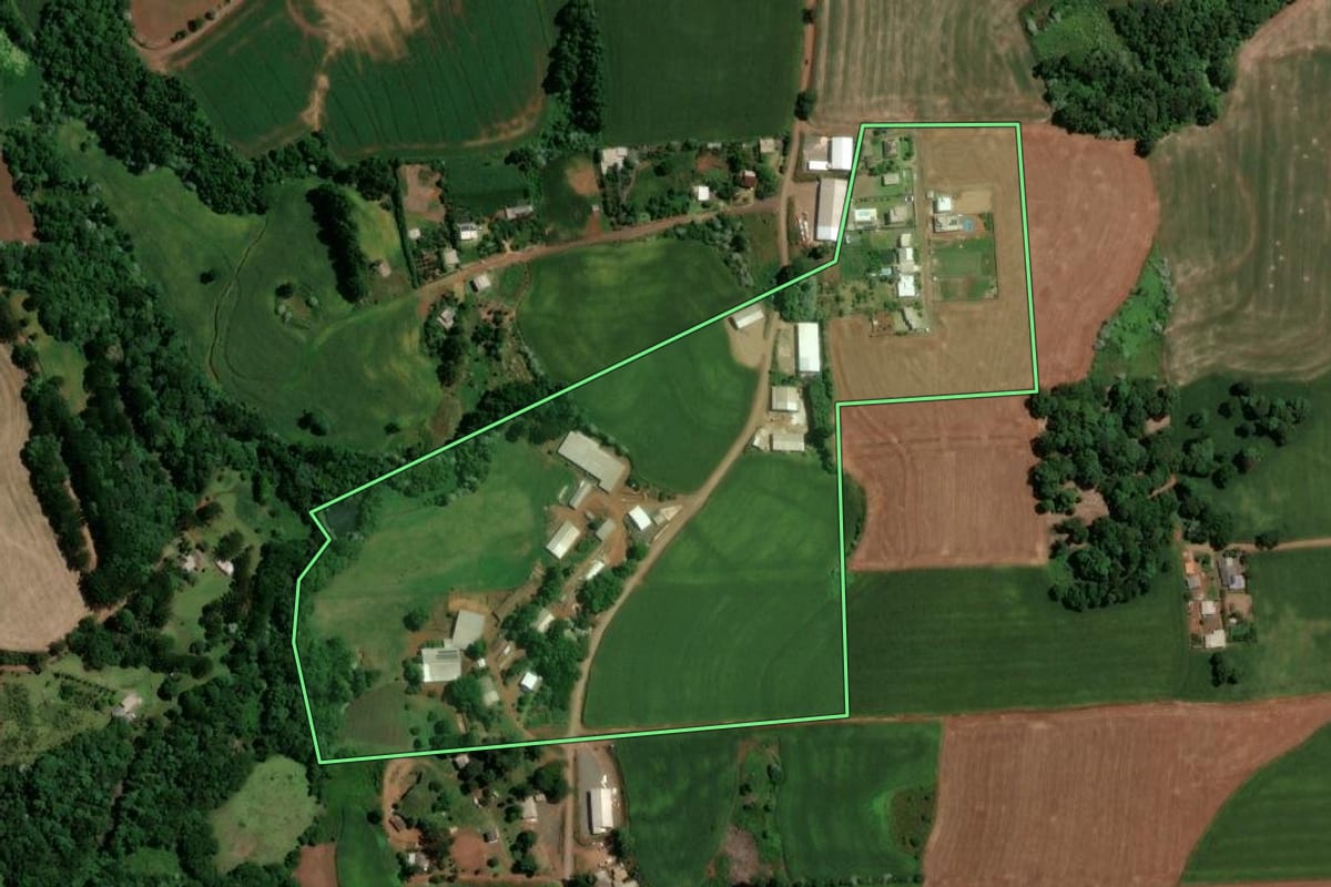Imagem de satélite do imóvel rural em Chapecó (SC), com o contorno declarado no CAR desenhado por cima.