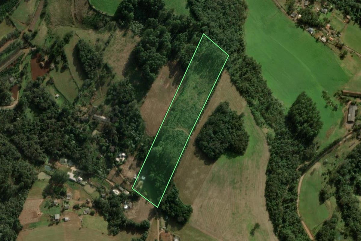 Imagem de satélite do imóvel rural em Chapecó (SC), com o contorno declarado no CAR desenhado por cima.