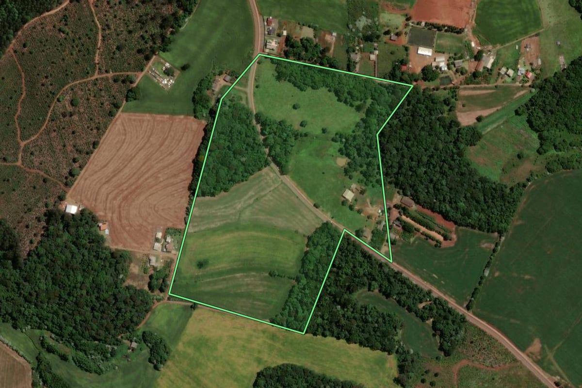 Imagem de satélite do imóvel rural em Chapecó (SC), com o contorno declarado no CAR desenhado por cima.