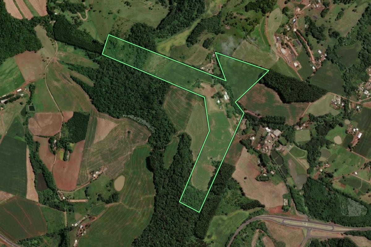 Imagem de satélite do imóvel rural em Chapecó (SC), com o contorno declarado no CAR desenhado por cima.