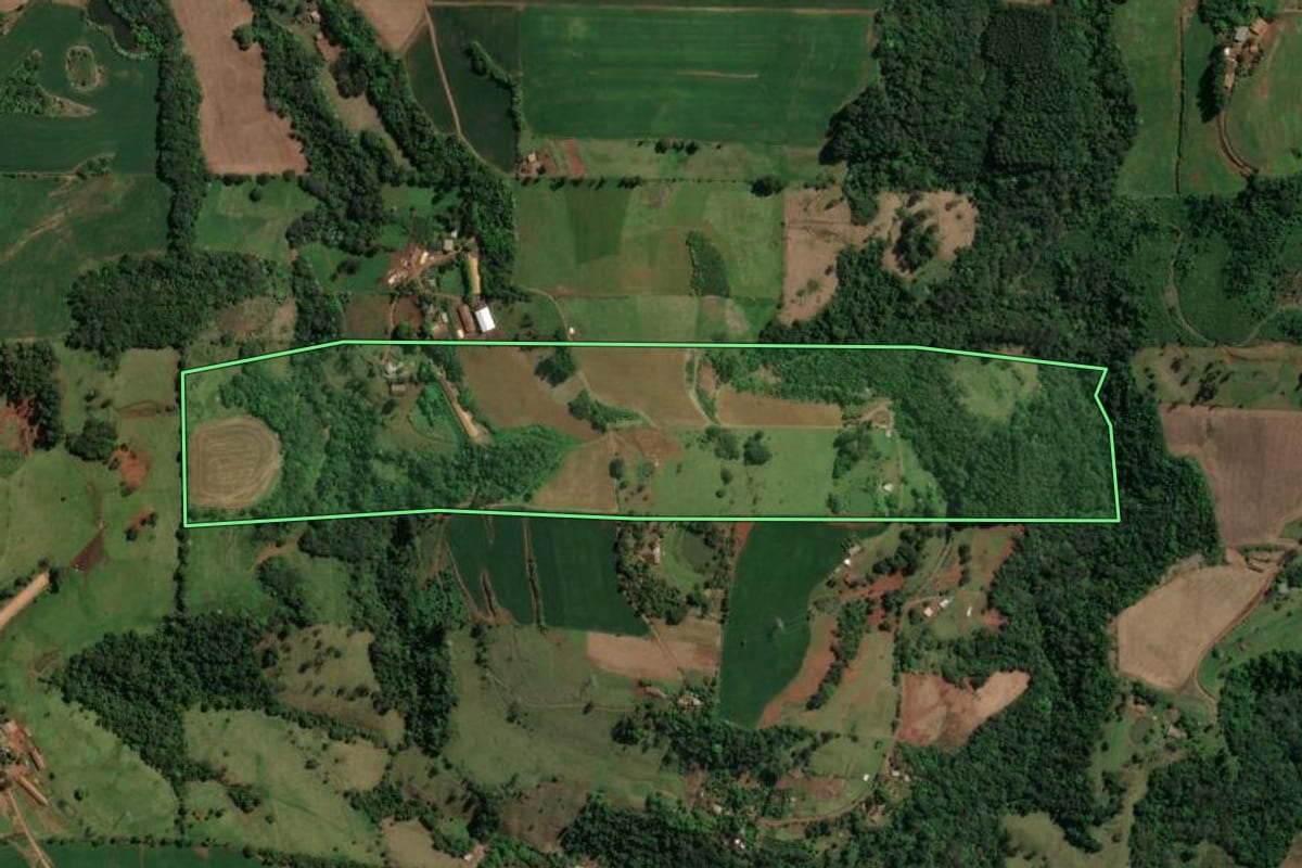 Imagem de satélite do imóvel rural em Chapecó (SC), com o contorno declarado no CAR desenhado por cima.