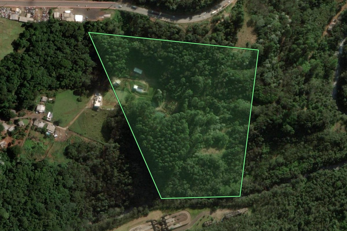 Imagem de satélite do imóvel rural em Chapecó (SC), com o contorno declarado no CAR desenhado por cima.