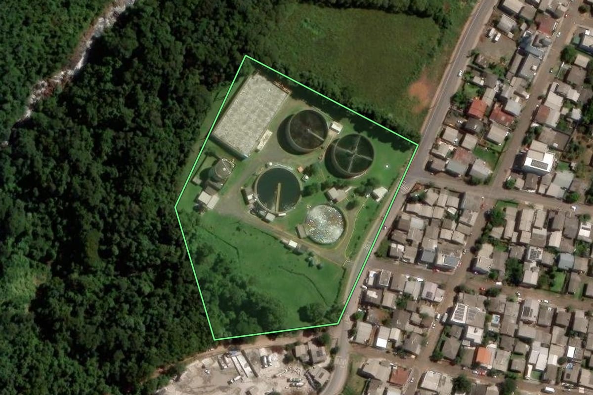 Imagem de satélite do imóvel rural em Chapecó (SC), com o contorno declarado no CAR desenhado por cima.