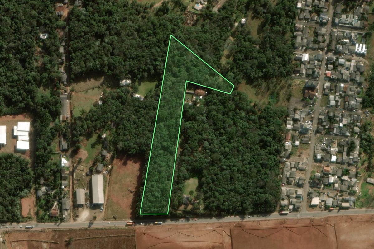 Imagem de satélite do imóvel rural em Chapecó (SC), com o contorno declarado no CAR desenhado por cima.