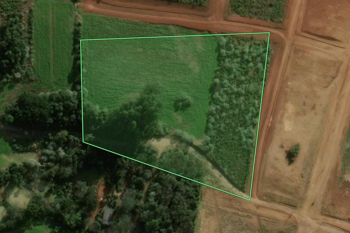 Imagem de satélite do imóvel rural em Chapecó (SC), com o contorno declarado no CAR desenhado por cima.
