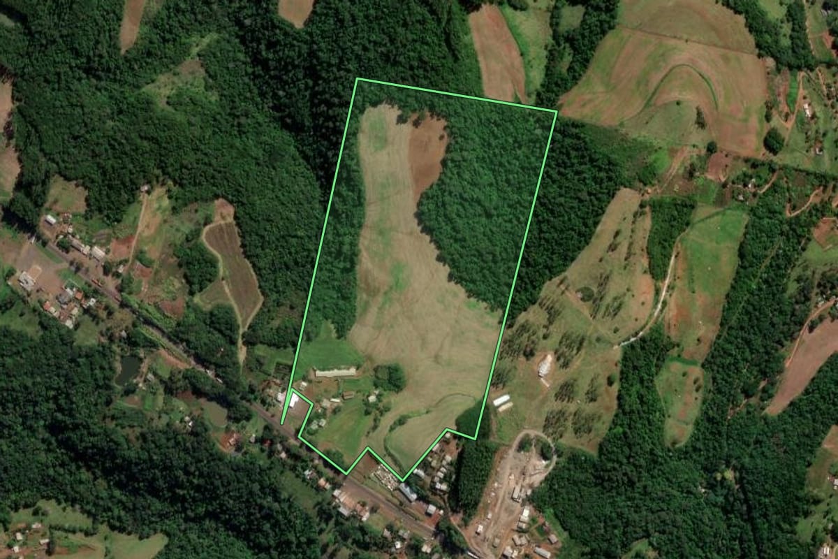 Imagem de satélite do imóvel rural em Chapecó (SC), com o contorno declarado no CAR desenhado por cima.