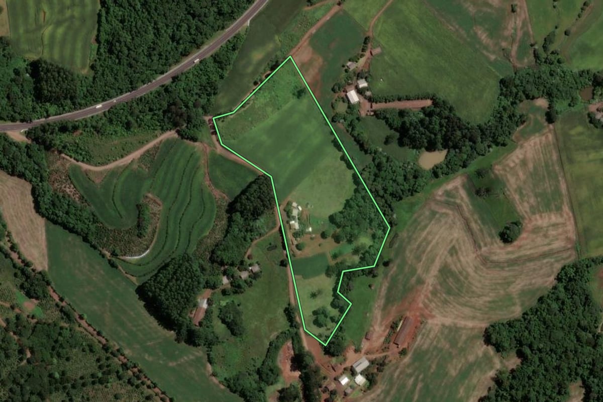 Imagem de satélite do imóvel rural em Chapecó (SC), com o contorno declarado no CAR desenhado por cima.