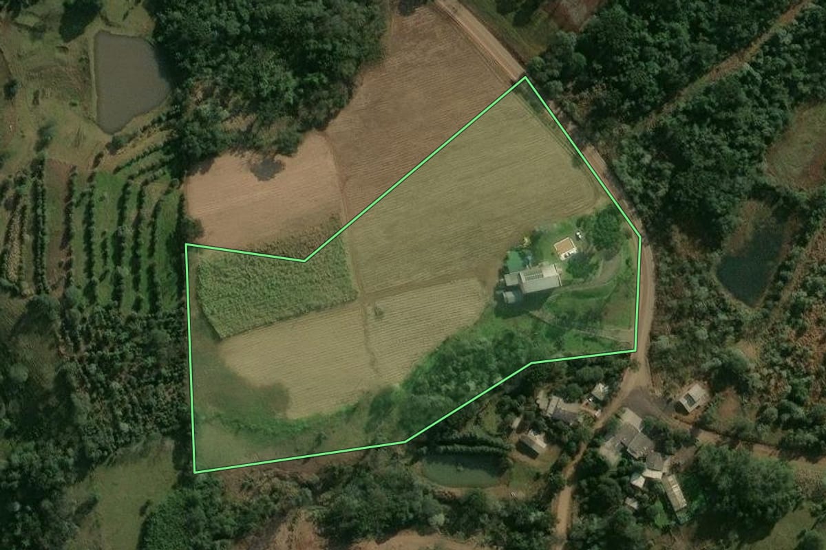 Imagem de satélite do imóvel rural em Chapecó (SC), com o contorno declarado no CAR desenhado por cima.