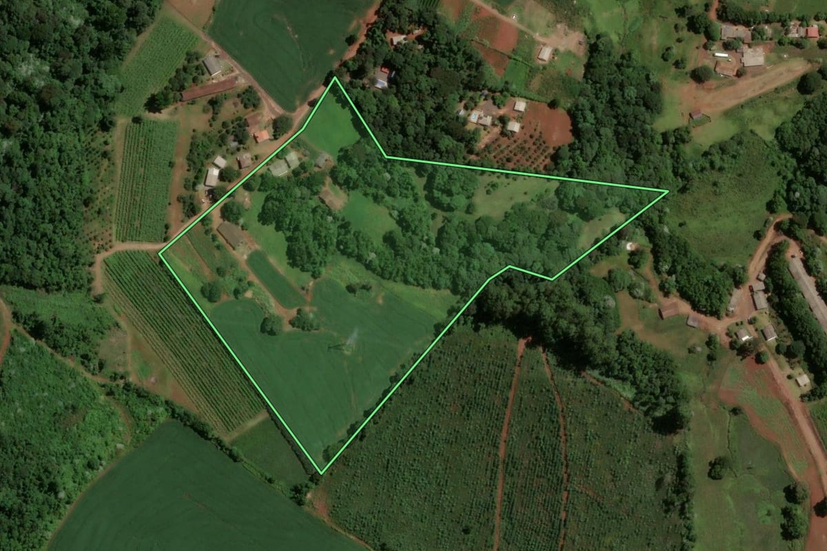 Imagem de satélite do imóvel rural em Chapecó (SC), com o contorno declarado no CAR desenhado por cima.