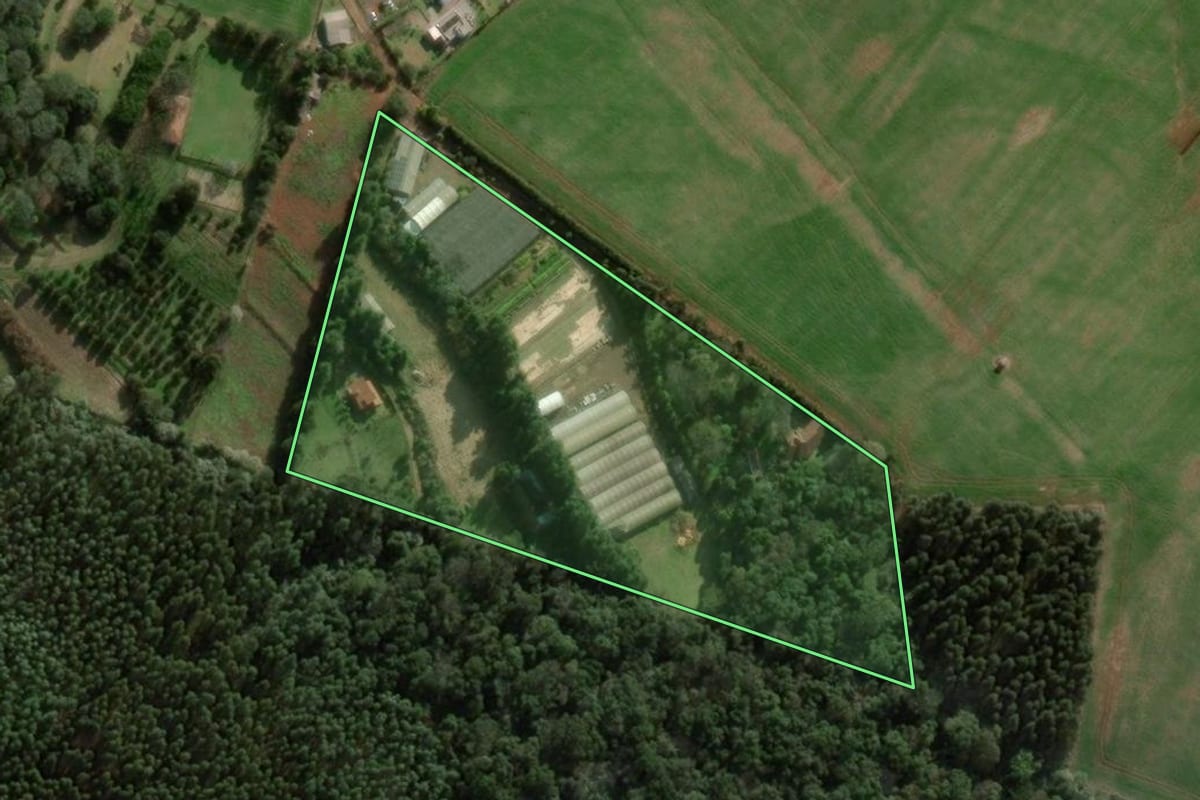 Imagem de satélite do imóvel rural em Chapecó (SC), com o contorno declarado no CAR desenhado por cima.