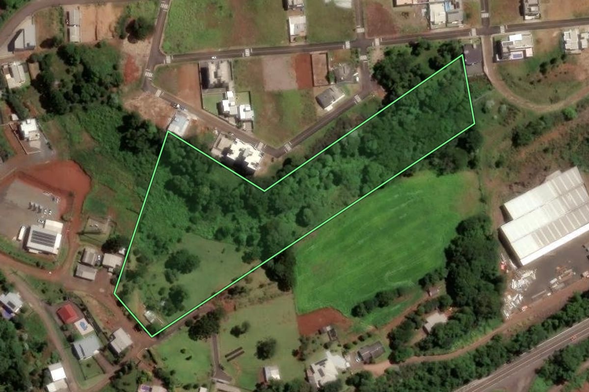 Imagem de satélite do imóvel rural em Chapecó (SC), com o contorno declarado no CAR desenhado por cima.