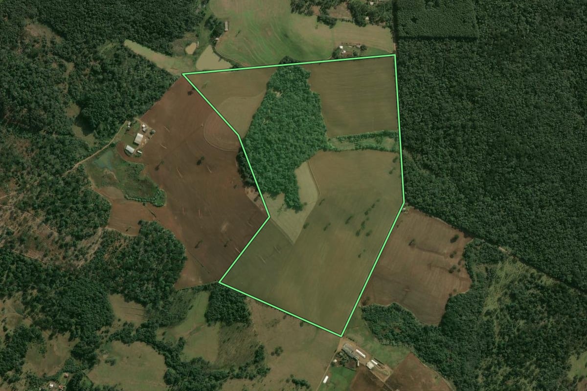 Imagem de satélite do imóvel rural em Chapecó (SC), com o contorno declarado no CAR desenhado por cima.