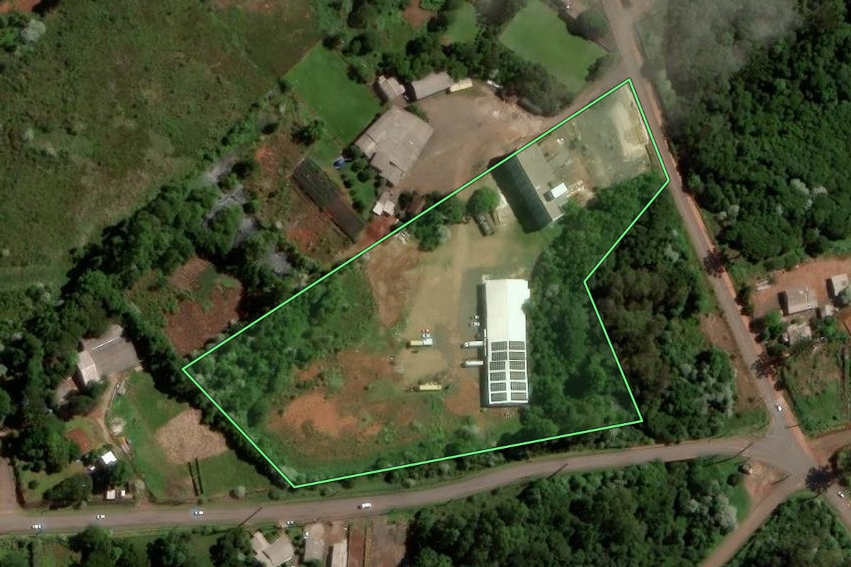 Imagem de satélite do imóvel rural em Chapecó (SC), com o contorno declarado no CAR desenhado por cima.