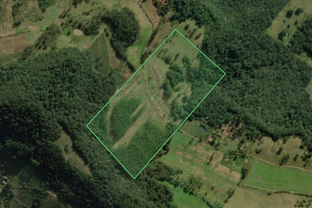 Imagem de satélite do imóvel rural em Chapecó (SC), com o contorno declarado no CAR desenhado por cima.